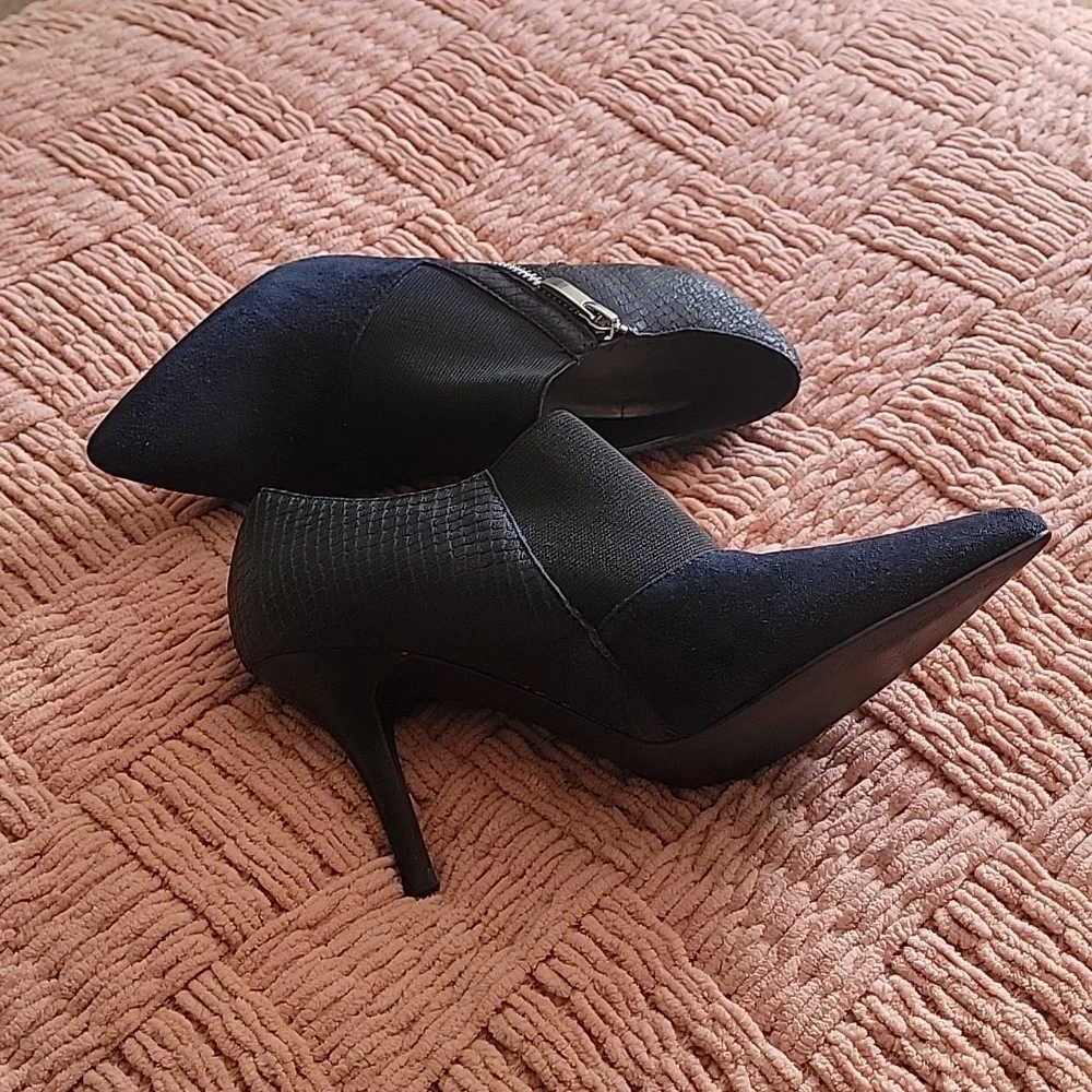 Tahari! Navy Blue Color suede w/leather pumps size 5.5 M Kitten Heels